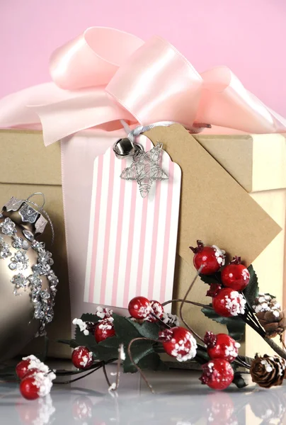 Noel hediye kutusunda modern doğal kraft kağıt ve pastel pembe trim. — Stok fotoğraf