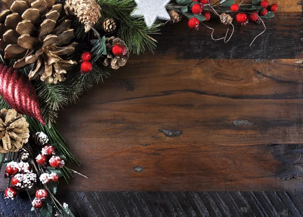 Παραδοσιακά Χριστούγεννα φόντο στο σκοτεινό ανακυκλωμένο ξύλο. — Φωτογραφία Αρχείου