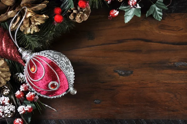 Geleneksel Noel arka plan üzerinde koyu renk geri dönüştürülmüş ahşap. — Stok fotoğraf