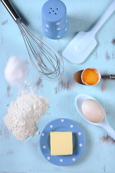 Preparación de alimentos sobre fondo azul madera vintage —  Fotos de Stock