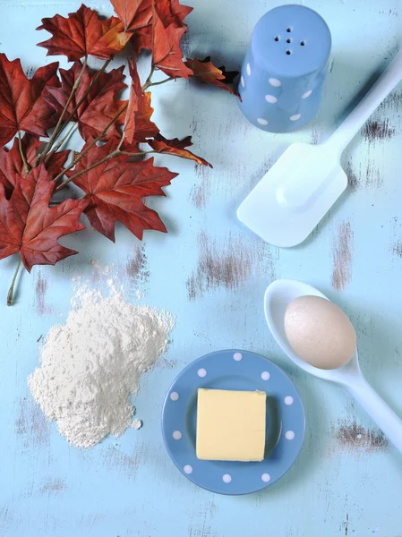 Preparación de alimentos sobre fondo azul madera vintage —  Fotos de Stock