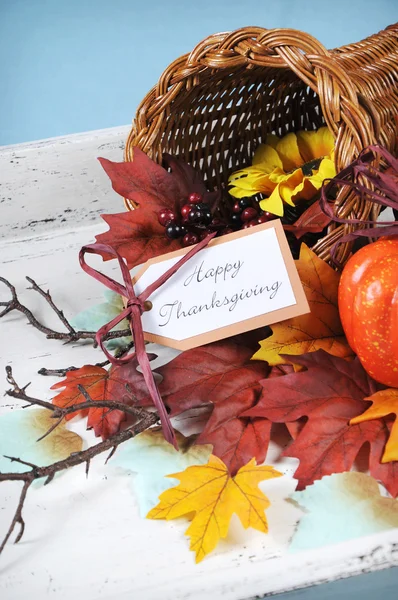 Happy Thanksgiving Cornucopia op Vintage witte en blauwe achtergrond — Stockfoto
