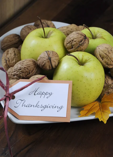 Thanksgiving Harest appelen en noten op hart vorm plaat — Stockfoto