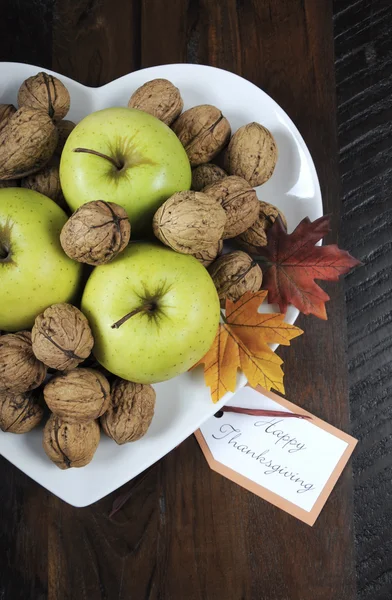 Thanksgiving Harest äpplen och nötter på hjärtat formen tallrik — Stockfoto