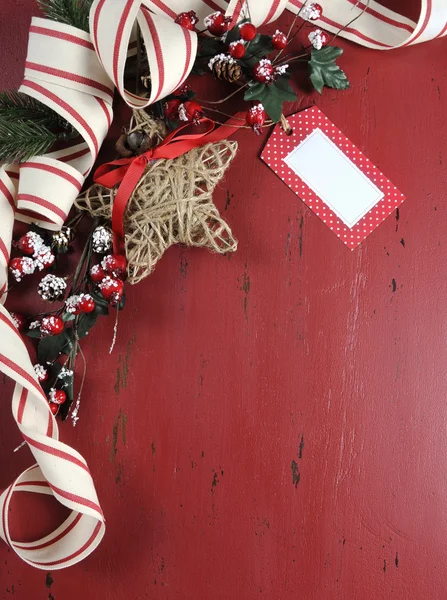 Boże Narodzenie tło z stylu vintage ozdoby na ciemny czerwony drewno pochodzące z recyklingu. — Zdjęcie stockowe