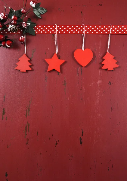 Fond de Noël avec des ornements de style vintage sur bois recyclé rouge foncé . — Photo