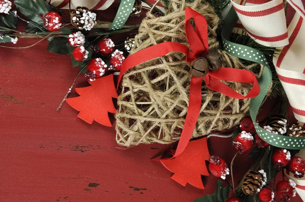 Weihnachten Hintergrund mit Vintage-Stil Ornamenten auf dunkelrotem Recyclingholz. — Stockfoto