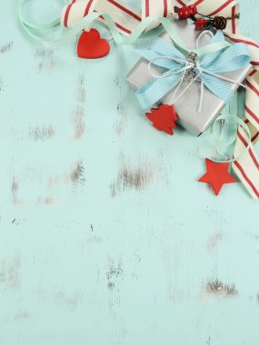 Aqua modern Noel kırmızı ve beyaz süsler vintage ahşap arka plan mavi.