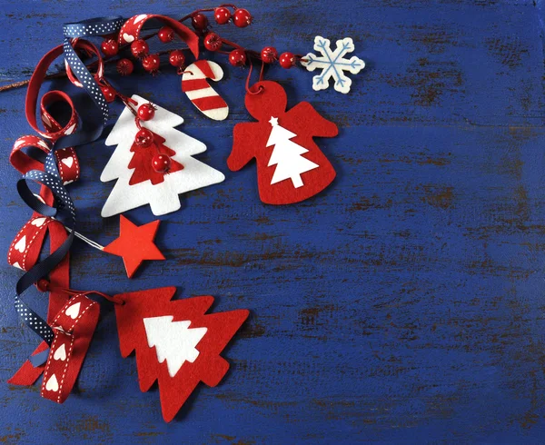 Ornamentos modernos de Natal vermelho e branco no fundo de madeira vintage azul escuro . — Fotografia de Stock