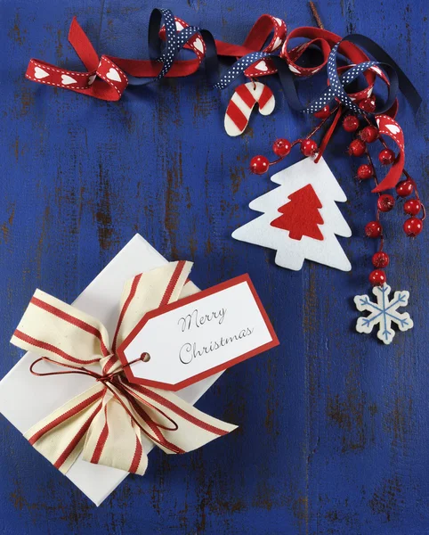 Nowoczesny biało -czerwone ozdoby świąteczne na ciemny niebieski tło drewna. — Zdjęcie stockowe