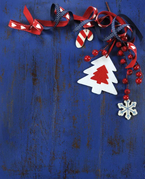 Modernos adornos rojos y blancos de Navidad sobre fondo de madera vintage azul oscuro . —  Fotos de Stock