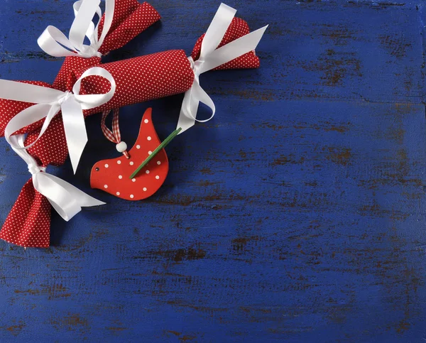 Moderne Weihnachten rote und weiße Ornamente auf dunkelblauem Vintage-Holz Hintergrund. — Stockfoto