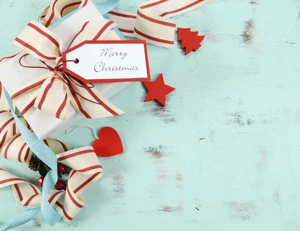 Ornamentos modernos de Natal vermelho e branco em aqua azul vintage fundo de madeira . — Fotografia de Stock