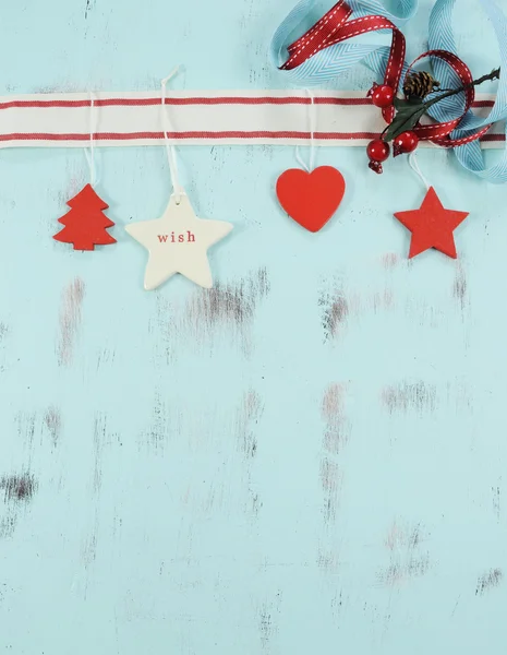 Modernos adornos rojos y blancos de Navidad sobre fondo de madera vintage azul aqua . —  Fotos de Stock