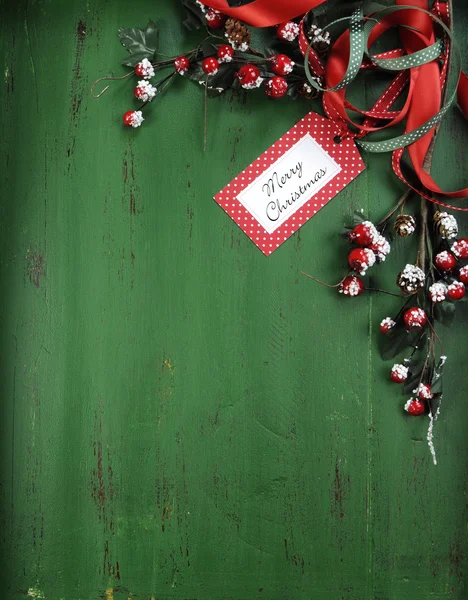 Kerst ornamenten op donkere groene vintage gerecycleerd hout — Stockfoto