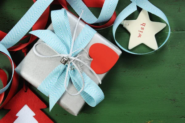 Enfeites de Natal em madeira reciclada vintage verde escuro — Fotografia de Stock