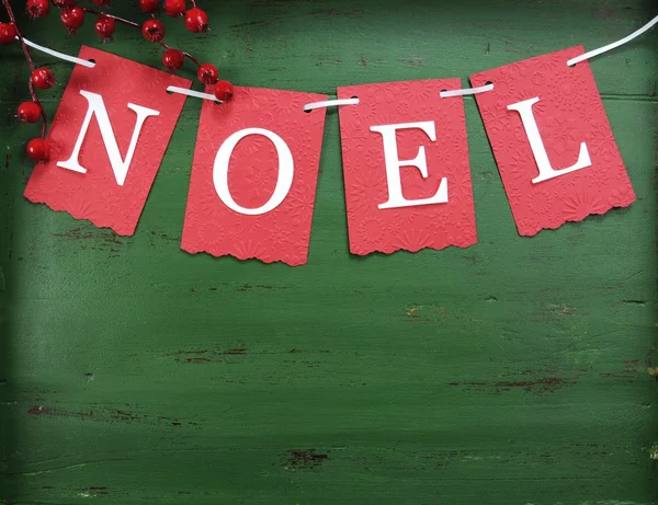 Ornamenti natalizi su legno riciclato vintage verde scuro — Foto Stock