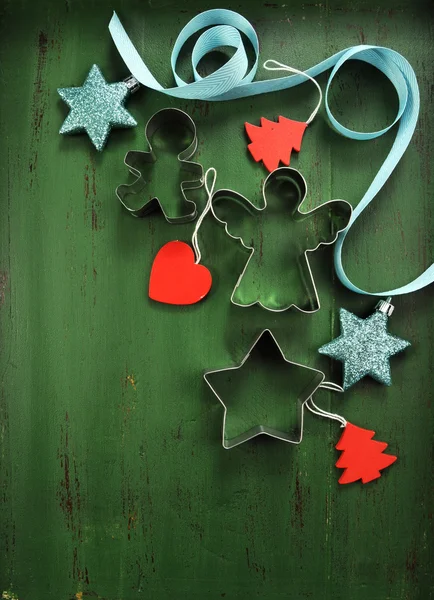 Natal ornamentos de férias no fundo de madeira verde escuro — Fotografia de Stock