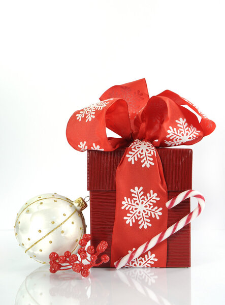 Рождественский подарок в красно-белой теме
