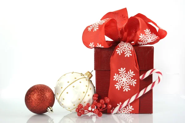 Boże Narodzenie prezent wakacje w czerwone i białe motywy — Zdjęcie stockowe