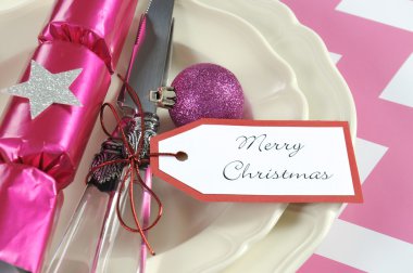 Pembe ve beyaz Noel tablo ayarını eğlenceli