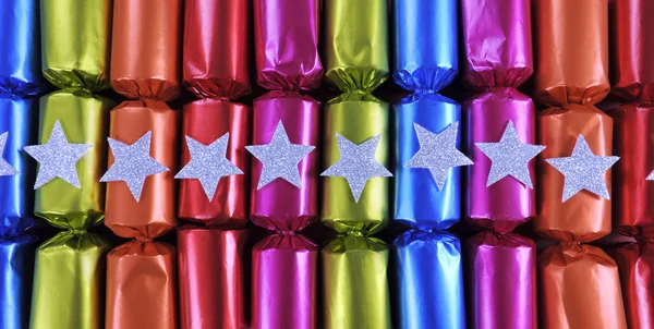 Reihe von glänzenden festlichen Weihnachtcracker Bonbons — Stockfoto