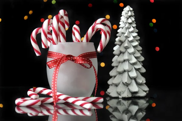 Heiraten Weihnachtsgeschenk und Zuckerstangen mit Bokeh-Lichtern — Stockfoto