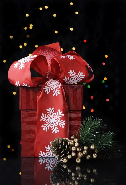 Regalo de Navidad MArry y bastones de caramelo con luces bokeh — Foto de Stock