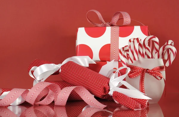Kırmızı ve beyaz nokta polka ve hediyeler kontrol edin — Stok fotoğraf