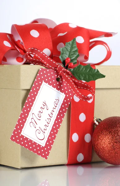 Fiesta festiva Kraft caja de regalo de papel con cinta de lunares rojos — Foto de Stock