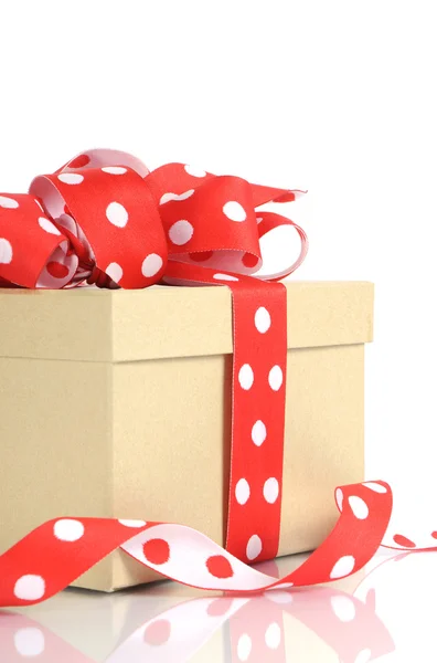 Feestelijke vakantie Kraft papier-geschenkdoos met rode polka dot lint — Stockfoto