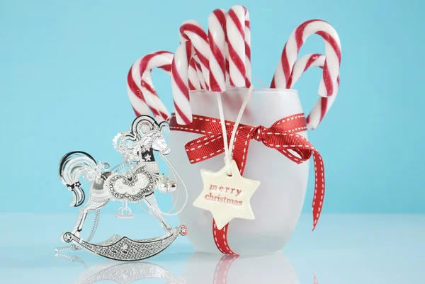 Ornamenti natalizi su sfondo blu pallido — Foto Stock