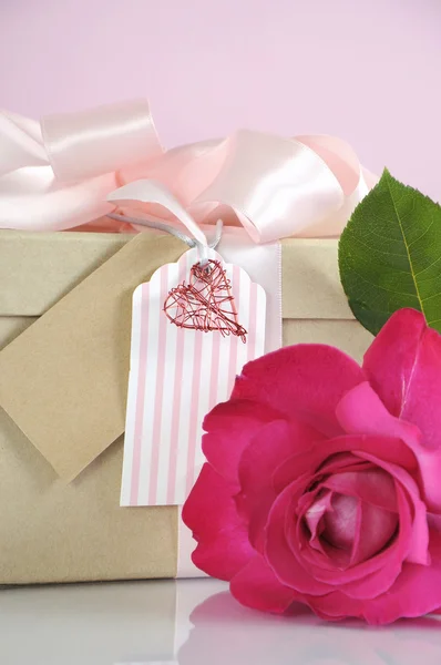 Festa della mamma o regalo di compleanno con rosa . — Foto Stock