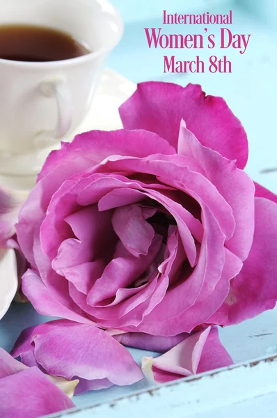 Glücklicher internationaler Frauentag-Gruß mit rosa Rose — Stockfoto