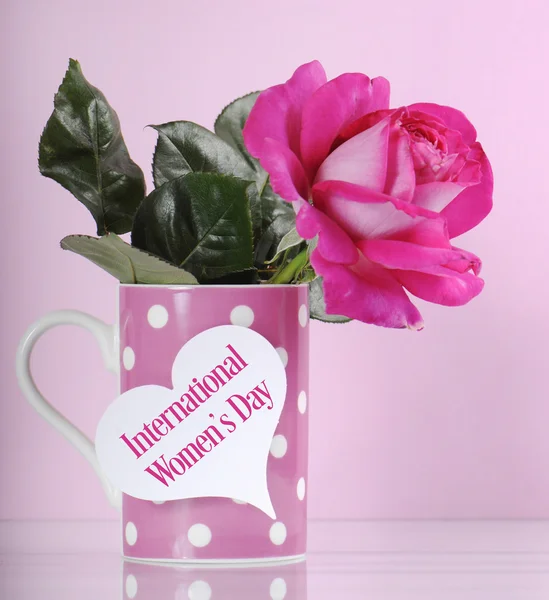 Internationaler Frauentag Gruß mit rosa Rose — Stockfoto