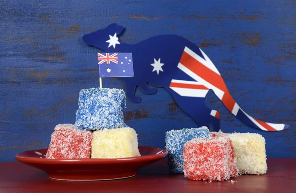 Australia Day rood, wit en blauw lamingtons partij voedsel. — Stockfoto