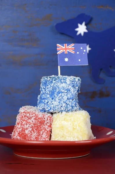Australischer Tag rot, weiß und blau lamingtons party food. — Stockfoto