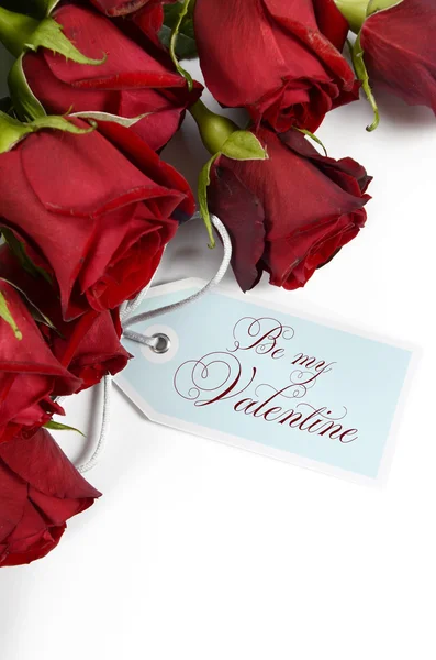 Buon San Valentino bouquet di rose rosse su sfondo bianco . — Foto Stock