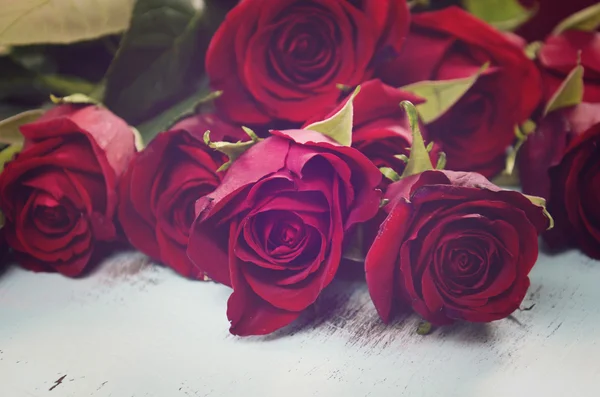 Vintage rote Rosen Geschenk zum Valentinstag, Geburtstag oder besonderen o — Stockfoto