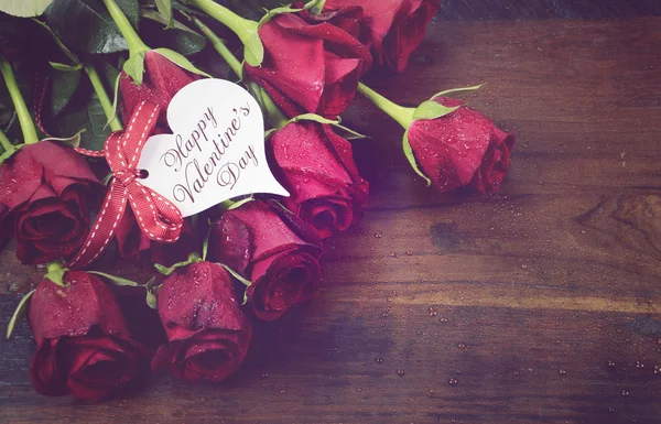 Regalo de rosas rojas vintage para San Valentín, cumpleaños o especial o —  Fotos de Stock