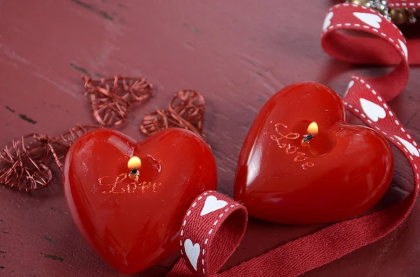 Fröhlicher Valentinstag auf rotem Holz-Hintergrund. — Stockfoto