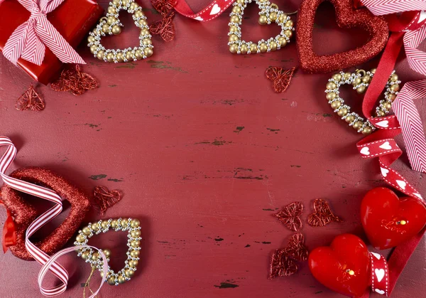 Šťastného Valentýna na červeném pozadí dřeva. — Stock fotografie