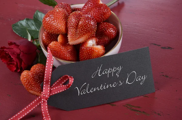 Valentine herzförmige Erdbeeren — Stockfoto