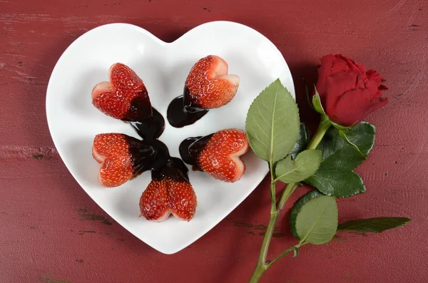 Valentine herzförmige Erdbeeren — Stockfoto