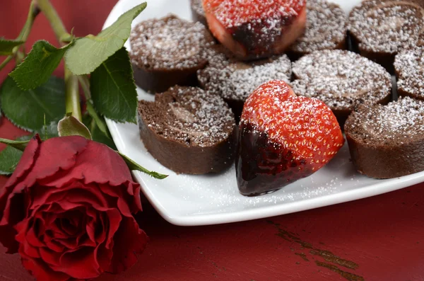 Valentine hart vorm aardbeien — Stockfoto