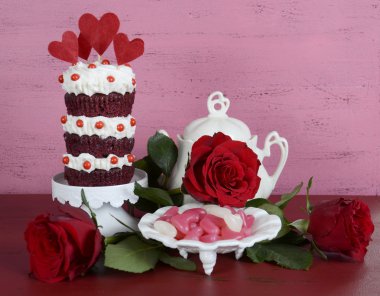 Sevgililer üçlü katman kırmızı kadife Cupcake