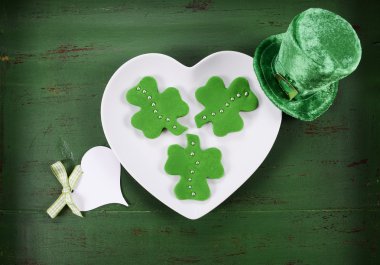 St Patricks Günü shamrock şekil yeşil fondan tanımlama bilgileri