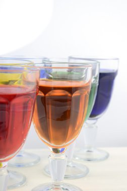 St Patricks günü parti gökkuşağı renkli içecekler