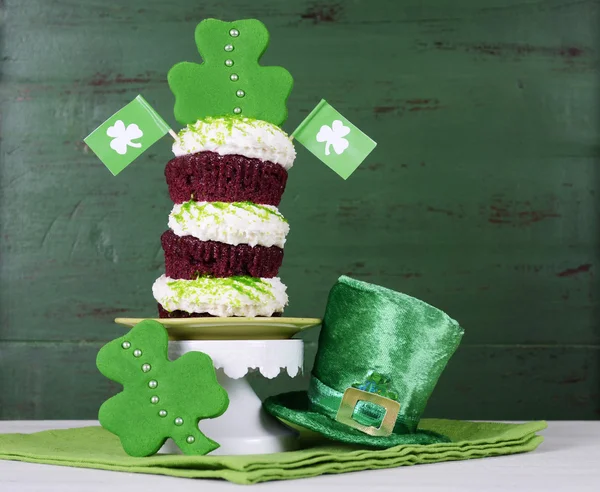 St Patricks Dat Triple rétegen Cupcake — Stock Fotó