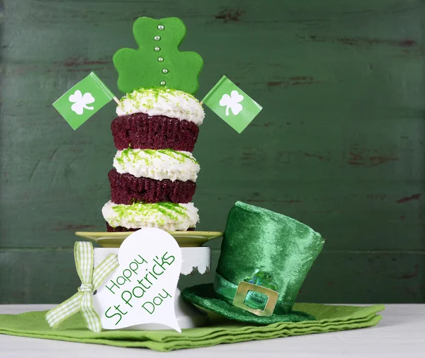 St Patricks Dat τριπλό στρώμα Cupcake — Φωτογραφία Αρχείου